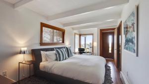 une chambre avec un lit et une fenêtre dans l'établissement Modern Love by AvantStay Serene Home in Arch Cape w Large Yard in Great Location, à Arch Cape