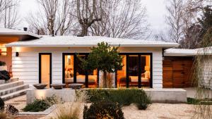 una piccola casa bianca con porte in vetro di Marquee By AvantStay Modern Stylish Estate w Pool Entertainers Courtyard a Boyes Hot Springs