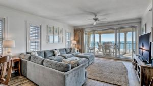 un soggiorno con un divano e una televisione di 301 Ocean Palms by AvantStay Ocean Front Home w Amazing Sea Views a Isle of Palms