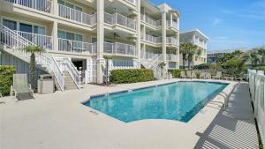 una piscina di fronte a un condominio di 301 Ocean Palms by AvantStay Ocean Front Home w Amazing Sea Views a Isle of Palms