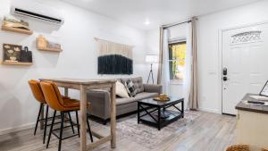 un soggiorno con un divano e un tavolo di Bear’s Place by AvantStay Cozy Mountain Cabin in Brevard Firepit a Brevard