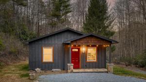 ブレバードにあるBear’s Place by AvantStay Cozy Mountain Cabin in Brevard Firepitのギャラリーの写真