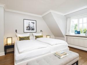 a bedroom with two white beds and a window at Hansenhoog-3 in Kampen
