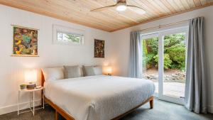 Un pat sau paturi într-o cameră la Grey Oak by AvantStay Coastal Charm Near Beach Golf