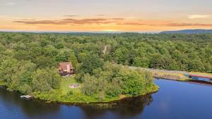 widok z powietrza na dom na wyspie w wodzie w obiekcie Waterside Haven by AvantStay Lakefront Hot Tub Game Room Fire Pit w mieście Long Pond