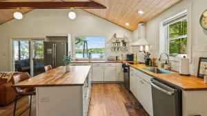 O bucătărie sau chicinetă la Lake Daze by AvantStay Lakefront w Modern Interior Enclosed Porch Hot Tub