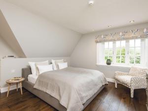 una camera da letto con un letto e una finestra di Hygge-Hues a Kampen