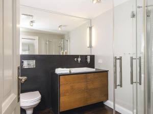 un bagno con un water e un lavandino di Hygge-Hues a Kampen