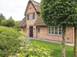 una casa in mattoni con tetto di paglia di Hygge-Hues a Kampen