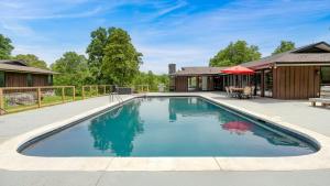 Jefferson CityにあるAmber Escape by AvantStay 3 Unique Spaces Poolの家のある庭のスイミングプール