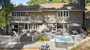 ein Haus mit einer Terrasse und einem Pool in der Unterkunft Hidden Oaks Farmhouse by AvantStay Hot Tub Deck in Atascadero