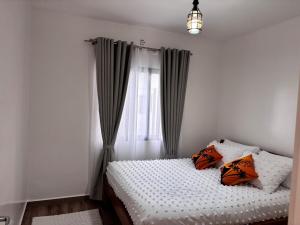 une chambre avec un lit et une fenêtre avec des rideaux dans l'établissement Toshika Homes - Your Home Away from Home 2bedroom, à Tatu City