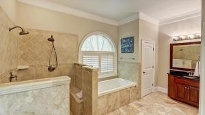 Koupelna v ubytování Family Lake House Retreat by AvantStay Sleeps 28 + 42 fotografií