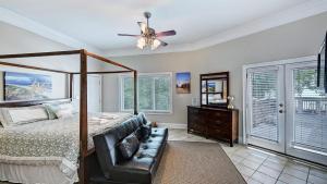 Postel nebo postele na pokoji v ubytování Family Lake House Retreat by AvantStay Sleeps 28