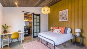 Ένα ή περισσότερα κρεβάτια σε δωμάτιο στο The Gem Estate by AvantStay Modern Farmhouse w Lavender Fields Hot Tub