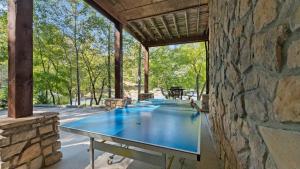 Stolní tenis v ubytování Mi Casa Su Casa by AvantStay Lakefront Escape nebo okolí