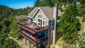 eine Luftansicht eines Hauses mit einer Terrasse in der Unterkunft Hot Tub Fire Pit Game Room Amazing Deck Views Sky Canyon Lodge by AvantStay in Blue Jay