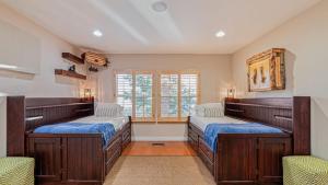 ein Zimmer mit zwei Betten und einem Fenster in der Unterkunft Hot Tub Fire Pit Game Room Amazing Deck Views Sky Canyon Lodge by AvantStay in Blue Jay