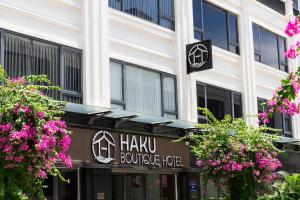 Un edificio con un hotel boutique Huynh. en HAKU Boutique Hotel Tuy Hoà - APEC Mandala, en Tuy Hoa