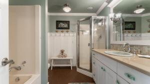 Ένα μπάνιο στο Truly a Treasure by AvantStay Walk to Beach Patio +33 φωτογραφίες