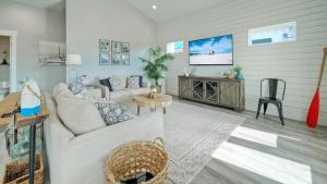 TV/trung tâm giải trí tại Wild Horse by AvantStay Walk to Beach Pool