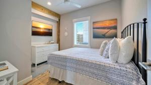 Giường trong phòng chung tại Wild Horse by AvantStay Walk to Beach Pool +42 ảnh