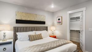 a bedroom with a large bed and two lamps at Ski La Vie by AvantStay Hot Tub Game Room Near the Ski Slopes in Heber City