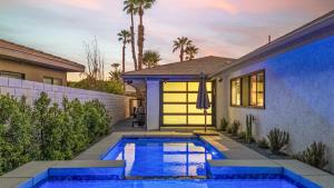 Πισίνα στο ή κοντά στο Golf Course-Front Views PoolHot Tub Patio Modern Edgy House by AvantStay