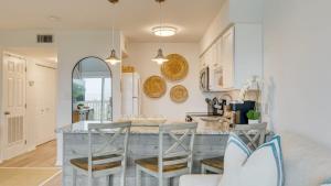 The Sea Chord Gulf Lake Views Balcony Pool في شاطئ سانتا روزا: مطبخ مع كونتر وكراسي في غرفة