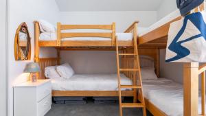 Katil atau katil-katil dalam bilik di Beachcombers Bliss by AvantStay Steps to the Beach Ocean Views +36 gambar