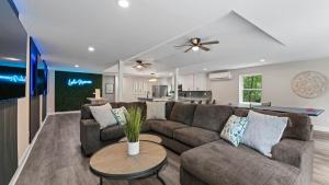 Dapur atau dapur kecil di Fireside Fun by AvantStay Sleeps 18 Waterfront Pool