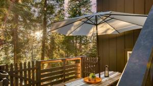 Fotografie z fotogalerie ubytování 2 Decks w Lake Glimpse Views Modern Luxe Cabin A-Frame Retreat by AvantStay v destinaci Lake Arrowhead