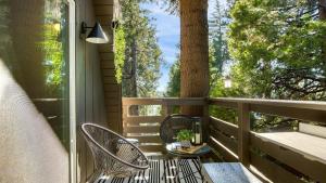 Fotografie z fotogalerie ubytování 2 Decks w Lake Glimpse Views Modern Luxe Cabin A-Frame Retreat by AvantStay v destinaci Lake Arrowhead