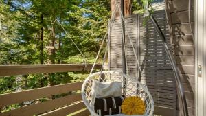 Fotografie z fotogalerie ubytování 2 Decks w Lake Glimpse Views Modern Luxe Cabin A-Frame Retreat by AvantStay v destinaci Lake Arrowhead