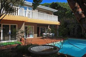 une maison avec une piscine devant une maison dans l'établissement Durban Manor Guest House, à Durban