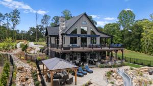 dom z placem zabaw i placem zabaw w obiekcie Gray Fox Lodge by AvantStay WATERSLIDE Pool Theater Sleeps 23 w mieście Lake Norman of Catawba