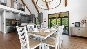 kuchnia i jadalnia ze stołem i krzesłami w obiekcie Gray Fox Lodge by AvantStay WATERSLIDE Pool Theater Sleeps 23 w mieście Lake Norman of Catawba