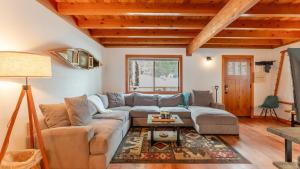 Gallery image of Indigo Owl by AvantStay Cabin w Firepit Minutes to Lake Slopes in Homewood +32 photos