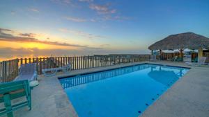 ein Swimmingpool mit Blick auf das Meer in der Unterkunft Shared Pool w Bay Views Boat Dock Fishing Big Slough by AvantStay in Padre Island