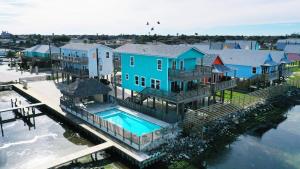 eine Luftaufnahme eines Hauses mit Swimmingpool in der Unterkunft Shared Pool w Bay Views Boat Dock Fishing Big Slough by AvantStay in Padre Island