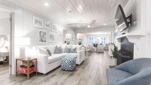 un soggiorno bianco con divano e sedie bianchi di 302 Charleston by AvantStay Stunning Private Pool a Mount Pleasant