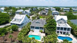 una vista aerea di una casa con piscina di 302 Charleston by AvantStay Stunning Private Pool a Mount Pleasant