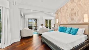 Postel nebo postele na pokoji v ubytování Modern Masterpiece by AvantStay Waterfront Private Dock