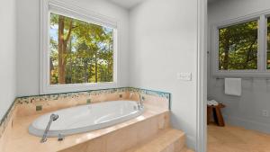 Koupelna v ubytování Modern Masterpiece by AvantStay Waterfront Private Dock + 87 fotografií