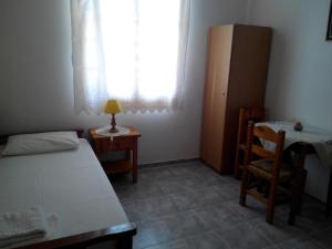 Postel nebo postele na pokoji v ubytování Liossis Rooms & Apartments