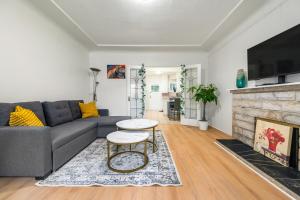 un soggiorno con divano e camino di Cozy 2-Bedrooms House in Vancouver a Vancouver Altre 4 foto