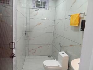 コバラムにあるHotel Samudra Taraのシャワー、トイレ、洗面台を備えたバスルーム
