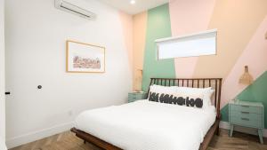 Postel nebo postele na pokoji v ubytování Chicory by AvantStay Modern Desert Retreat w Hot Tub