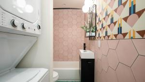 Koupelna v ubytování Chicory by AvantStay Modern Desert Retreat w Hot Tub + 19 fotografií