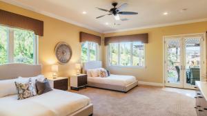 une chambre avec deux lits et un ventilateur de plafond dans l'établissement Secluded Estate Exclusive Views of Wine Country Private Home Theater Twilight Vines by AvantStay, à Sage